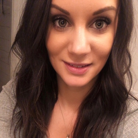 Meet your Posher, Nicole - Picture 1 of 1